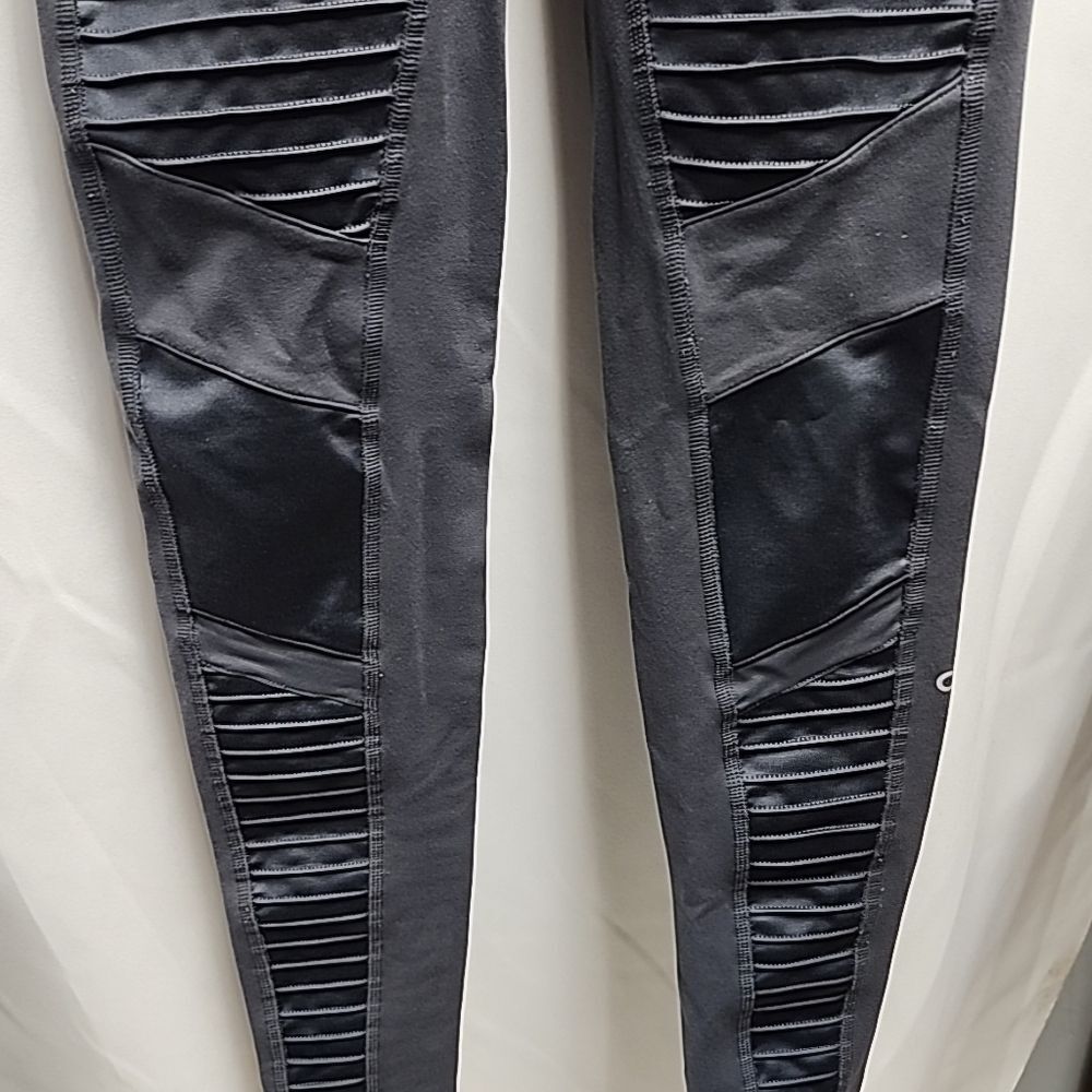 ALO YOGA  Moto Sport Leggings with Mesh Panels in Anthracite Sz XS - Picture 3 of 13